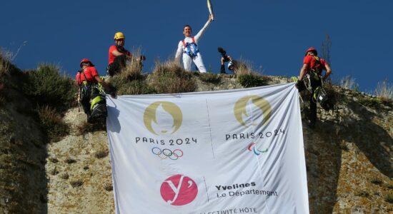 Le relais de la flamme paralympique dans les Yvelines a démarré en haut du Donjon de Houdan. ©CD78